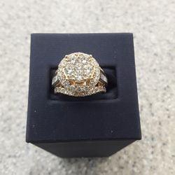  Ladies 14k Yellow Gold Ring with Diamonds 