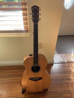 Taylor Academy 12e Acoustic-Electric Guitar – Solid Sitka Spruce Top, ES-B Pickup, Excellent Condition