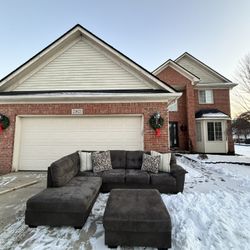 Beautiful Gray Sectional! (Free Delivery)