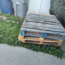 PALLETS (FREE)