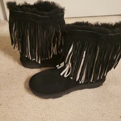 Girls Brand New UGGS Size 5