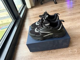 Authentic Dior b22 size 9