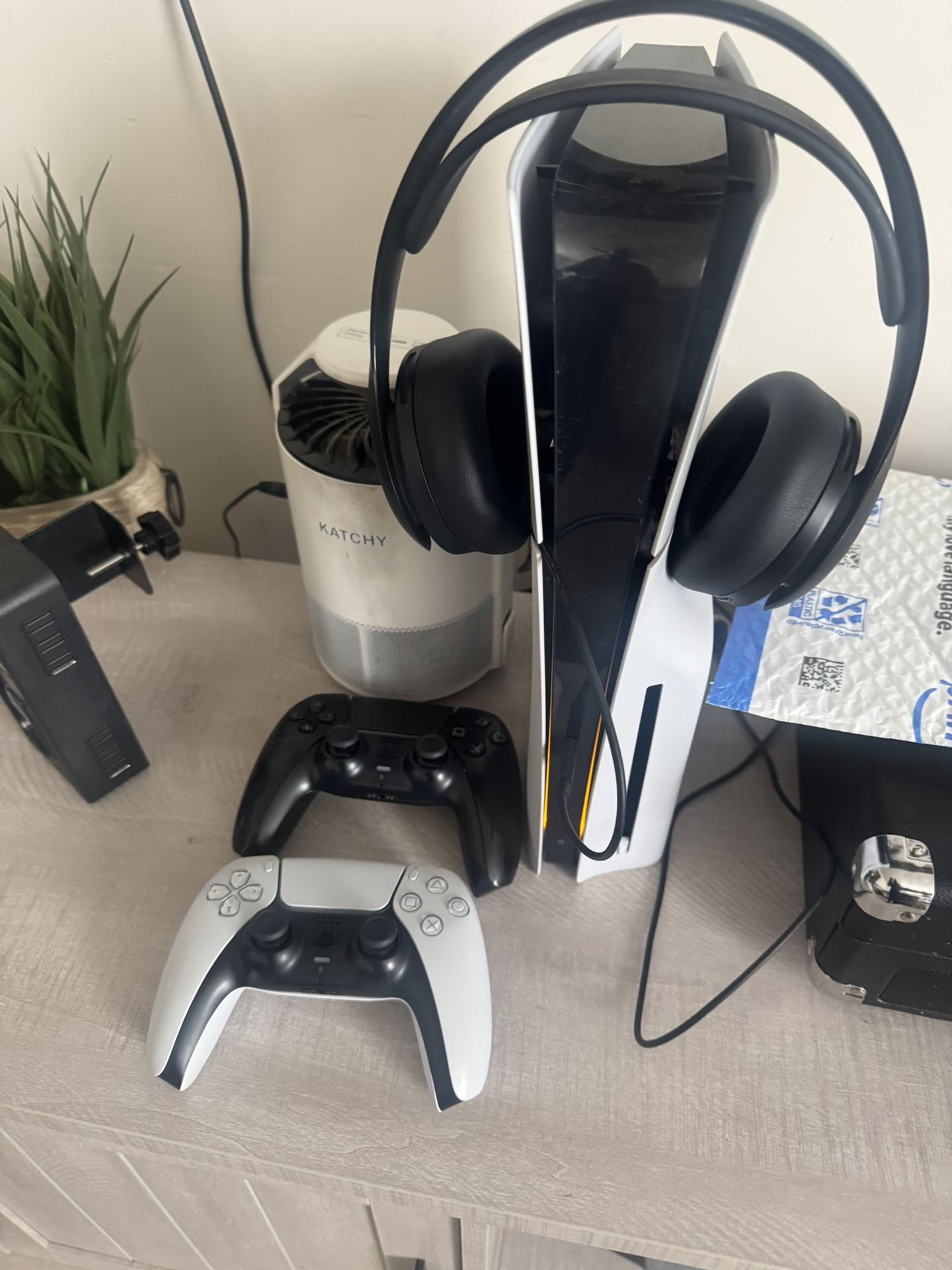 Ps5, Two controllers, Bluetooth Headset