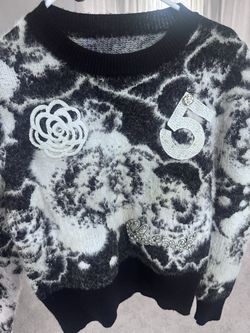 Sweater will fit M new $10