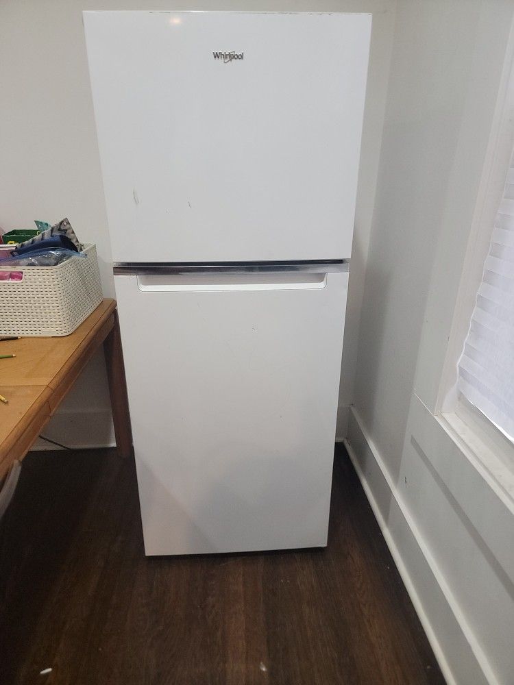 Small Fridge , Pls Pickup IMMEDIATELY
