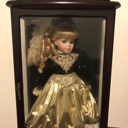 Lot of 4 Wood case Victoria Dolls