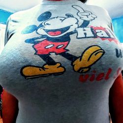 Vintage Mickey mouse with caption in German.
Hallo! Und viel spab!