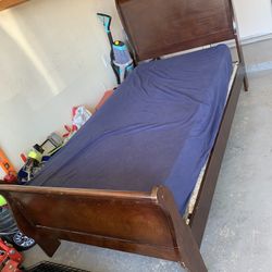 🌹SOLID WOOD TWIN SIZE  SLEIGH BED-BROWN COLOR WITH MATRESS AND BOXSPRING 🌹