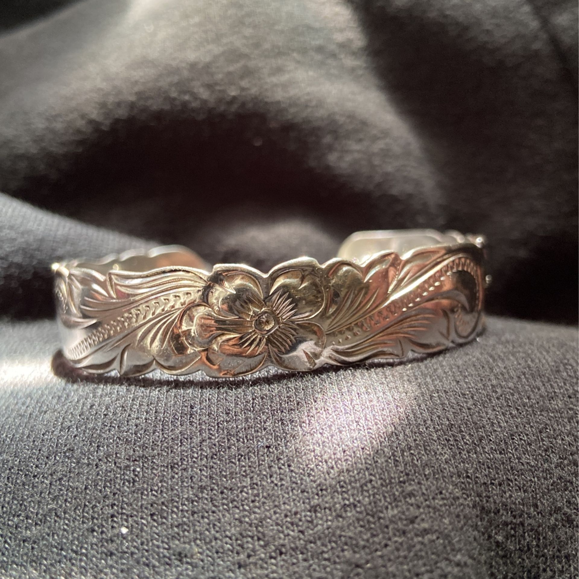 Silver Hawaii Flower Bangle 