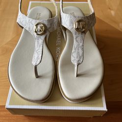 Brand New Michael Kors Vanilla Judy Thong Sandals Size  5.5M  