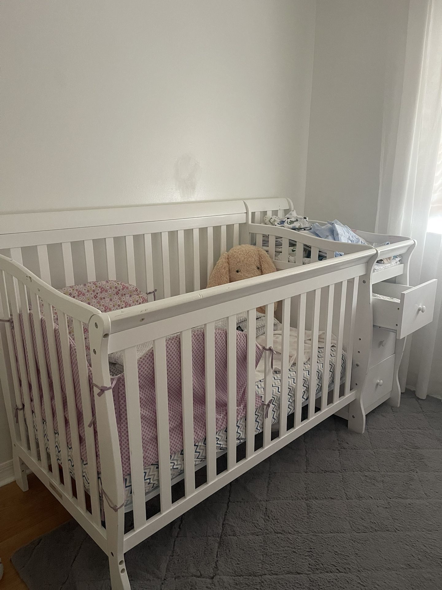 Baby crib with changing table, drawers and a mattress