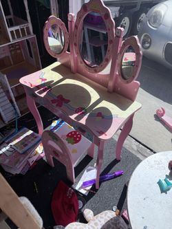 Princess vanity And Chair