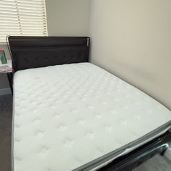 Cama Queen "Como Nueva" con Colchón (4 Meses de Uso) - Cabecera con Enchufes