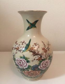 VINTAGE KUTANI 13 INCH JAPANESE VASE WITH AVIAN AND BOTANICAL HAND-PAINTED MOTIF.