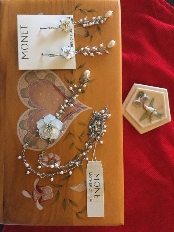 Beautiful Mother of Pearls Necklace with classy earrings 🌸🌿🛍