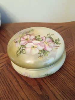Vintage Beautiful Hand-Painted Porcelain Box / Lid