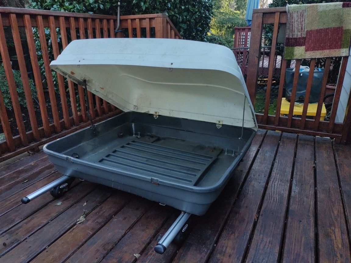 Cartop Carrier With Locking Bars