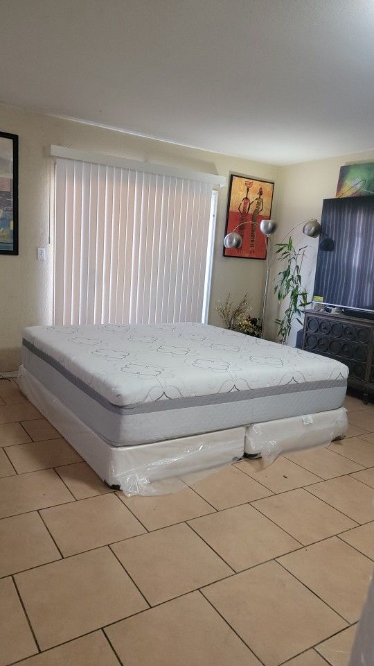 VERY NICE KING SIZE MEMORY FOAM MATTRESS AND BOXSPRINGS FOR SALE! IN GREAT CONDITION, FREE DELIVERY