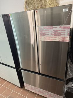 SAMSUNG 36” STANDARD-DEPTH. 3 -DOOR SMART COMPATIBLE FRENCH DOOR REFRIGERATOR WITH DUAL ICE MAKER WITH WATER DISPENSER.