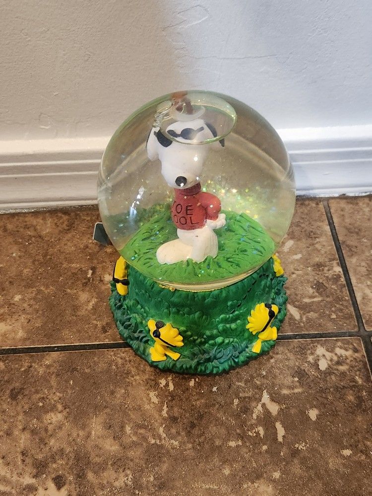 Brand New Snoopy Joe Cool Musical Snowglobe