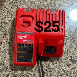 Milwaukee M18/12 Charger
