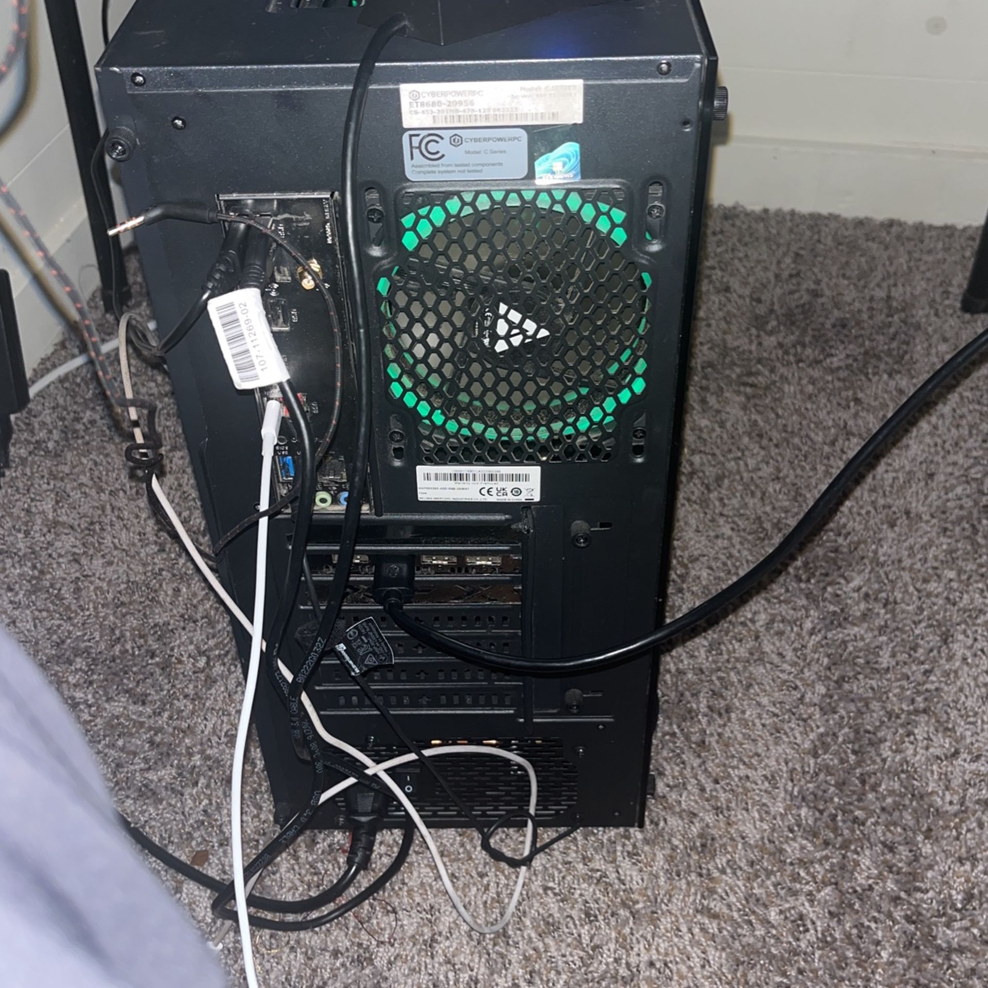 Pc and Monitor For Sale HDMI Come Install With Every Wireless Or Wire Cord That Come With It, On Top Of That Xbox Controller That Come With It