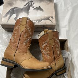 Women boots size 8