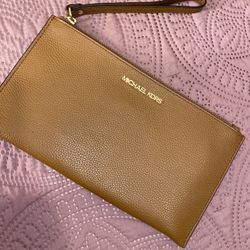 Large MK Michael kors Wristlet 🤎 New