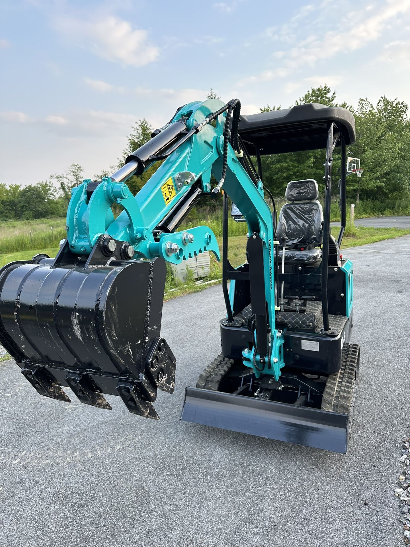 1.5 Ton Excavator With Hydraulic Thumb and Extras