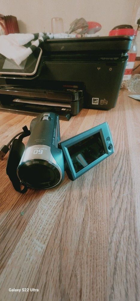 CX405 Handycam® with Exmor R® CMOS sensor
Model: HDR-CX405