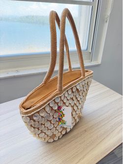 Women’s Tote Bag Tan woven with shell disc and Beaded Accents.