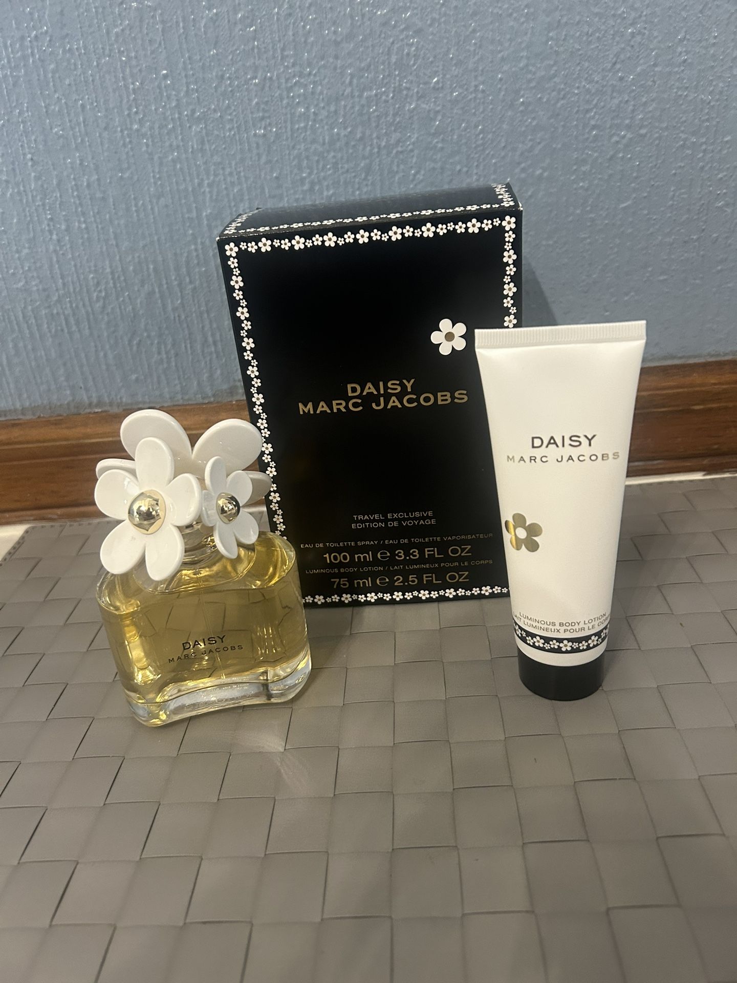 One Set. Marc Jacob Perfume Set