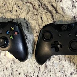 Xbox One controllers (2)