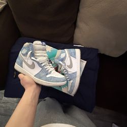 Jordan 1 “hyper Royal”