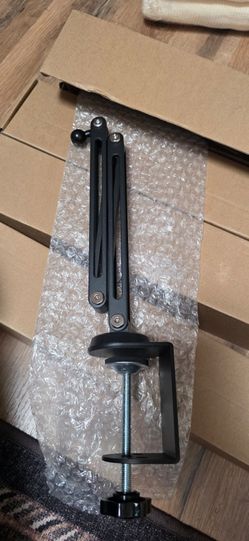 Adjustable mount arm