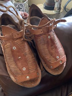 Guaraches mexicanos hechos a mano a un buen precio. Tengo huaraches cruzados solamente $20