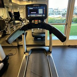 LIFE FITNESS 95T DISCOVER SE3 HD TREADMILLS!! IN STOCK NOW!