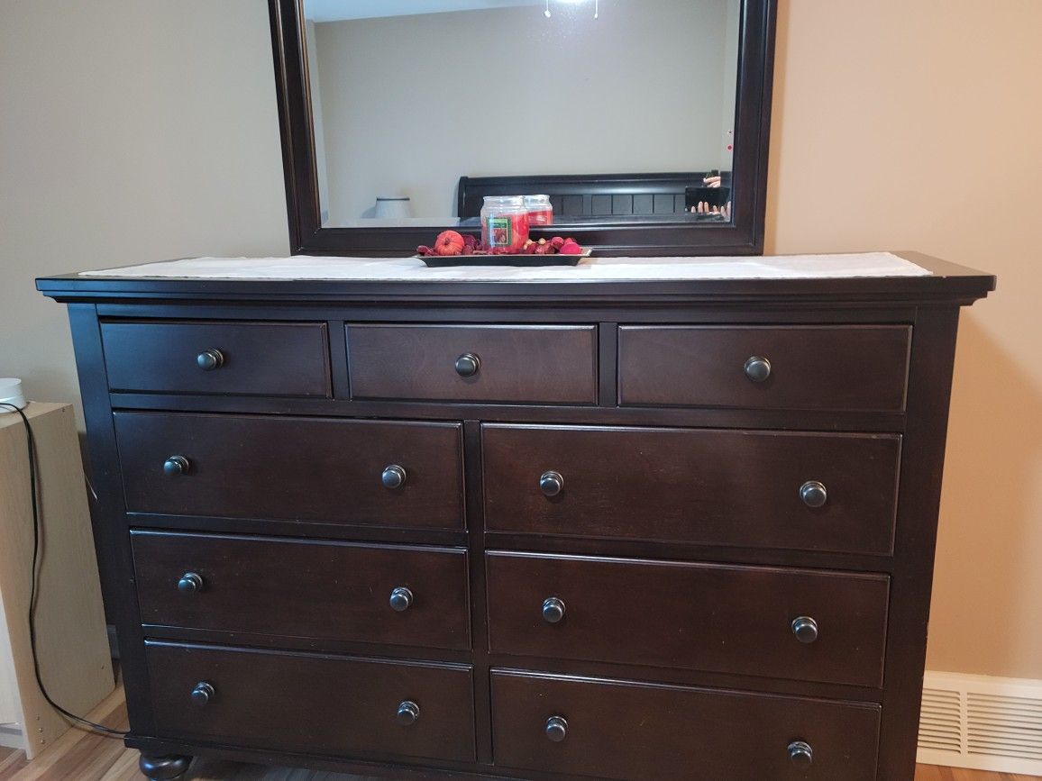 Dresser With Mirror
