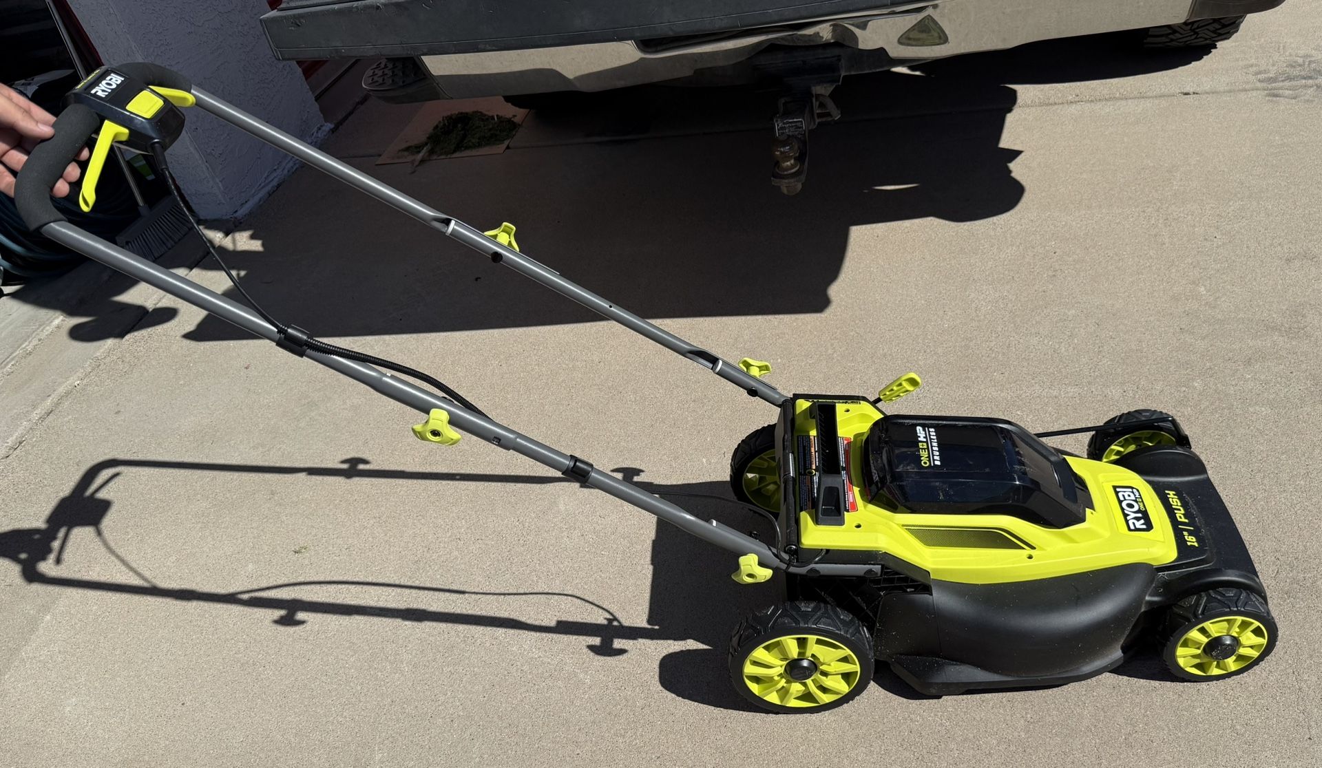 RYOBI 16 in. Cordless Battery Walk Behind Push Lawn Mower