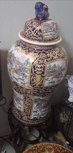 Chinese porcelain pot with gold trim