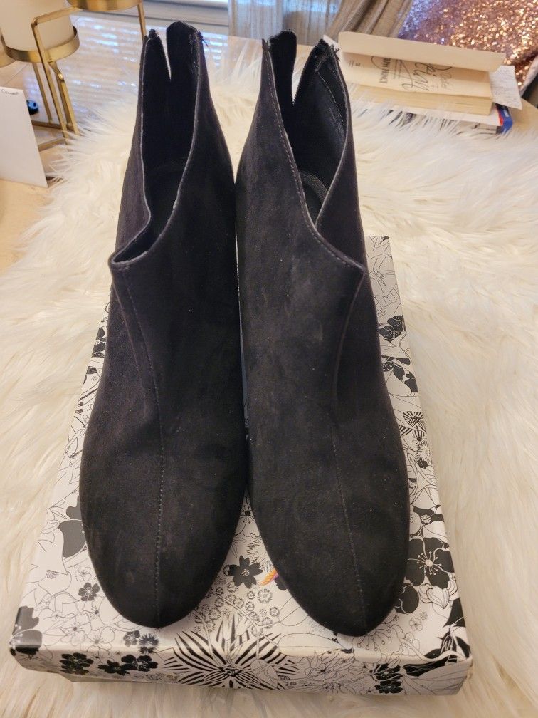 NWOT CL by Laundry Booties 