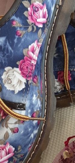 Women ROSES NEW SIZE 40 SHOES