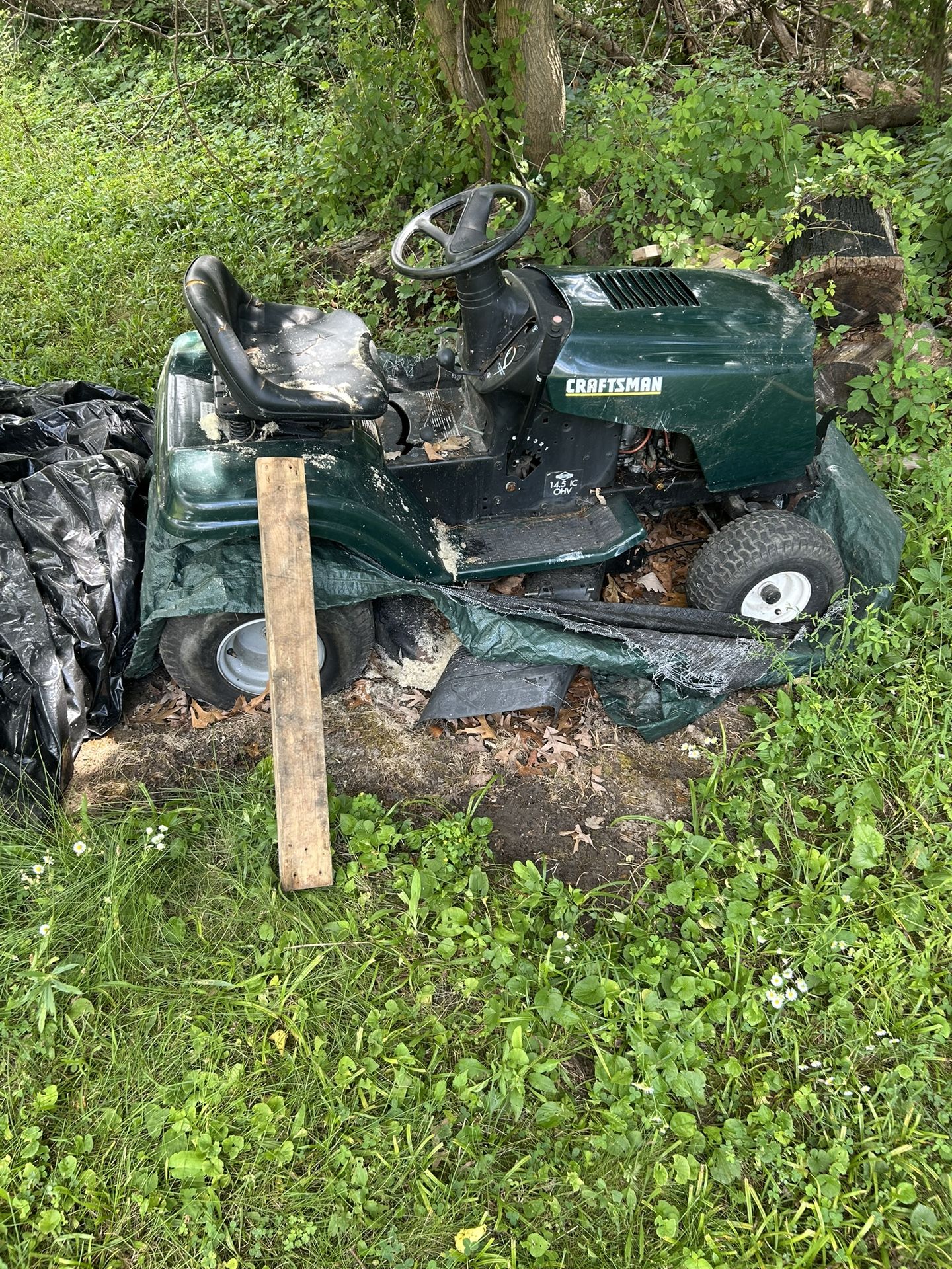 Riding Mower Tractor $100 And I Have 2 More That I’ll Also Sell For A 100 Each