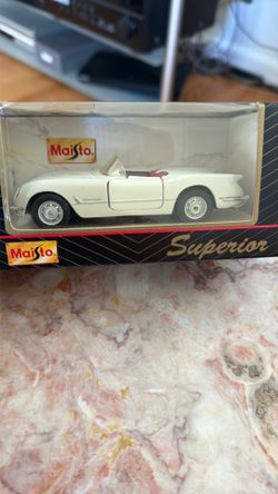 Maisto Superior White Motorized 1953 Corvette Model Car