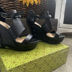 Gianni Bini Leather Wedge sandals