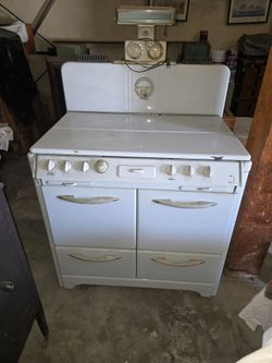 Vintage O'Keefe & Merritt Stove with 4 burners + Griddle +Grillevator +Oven