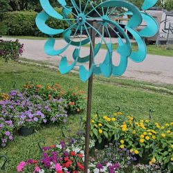 Metal Turquoise Spinner. Yard Art. Clay Pots, Planters,Plants. $80 cada uno