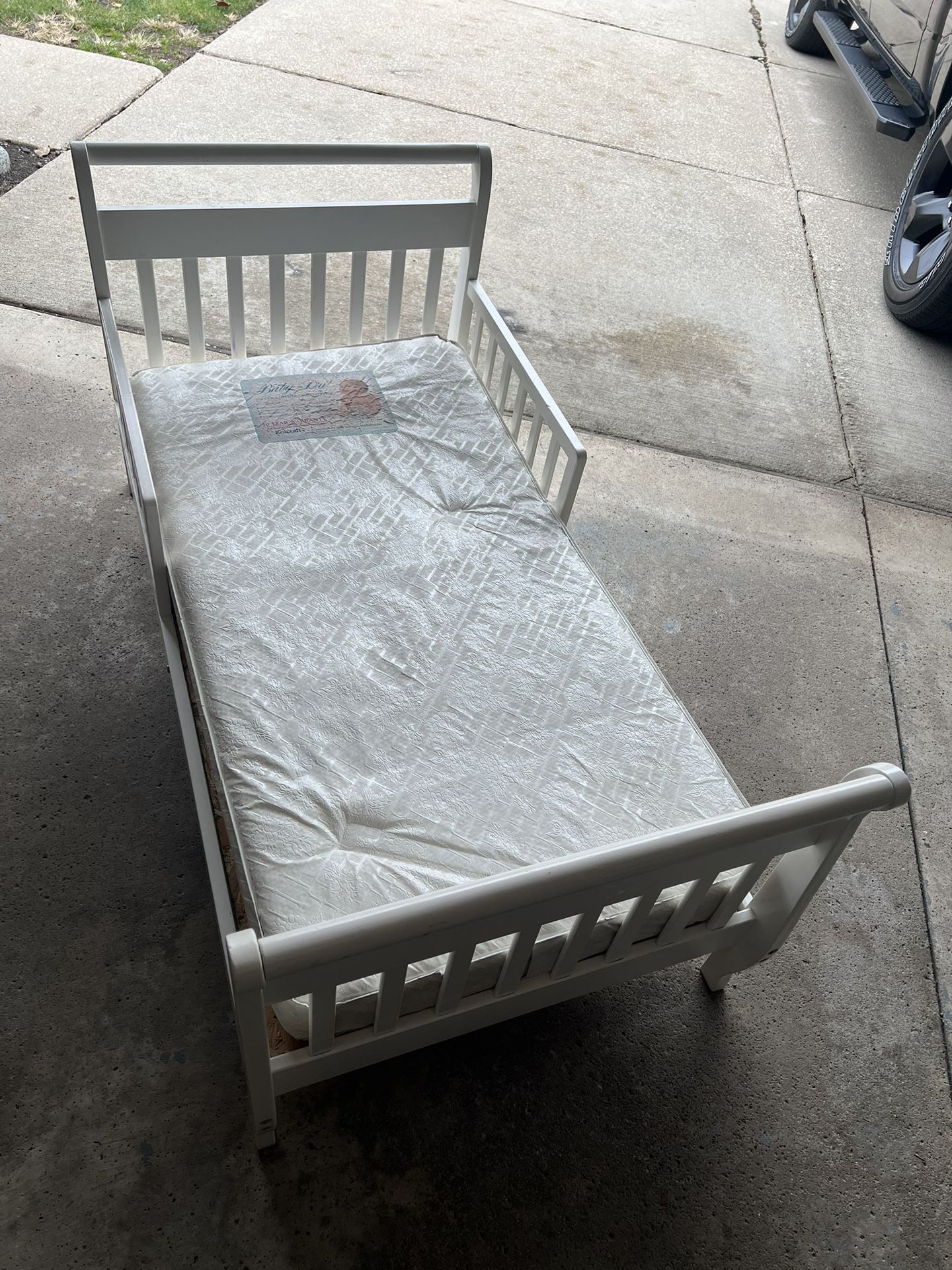 Sleigh Wood Toddler Bed with Mattress White