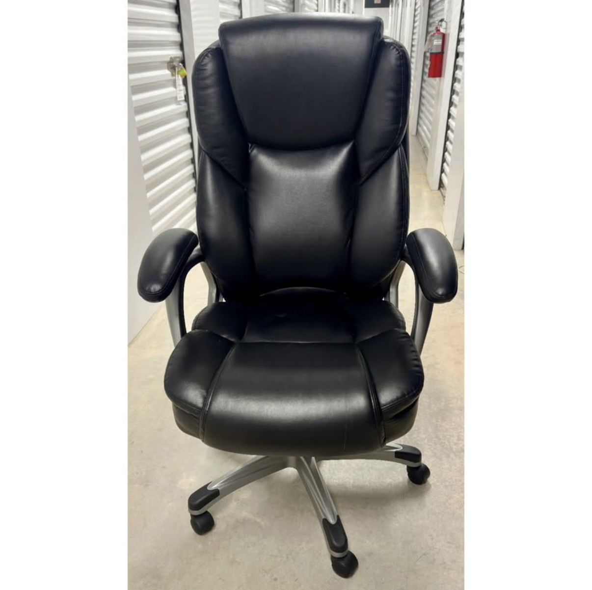 Realspace® Cressfield Bonded Leather High-Back Executive Office Chair. Black/Silver. EUC