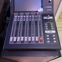 Yamaha DM3-D Professional 22-Channel
Ultracompact Digital Mixer With Dante